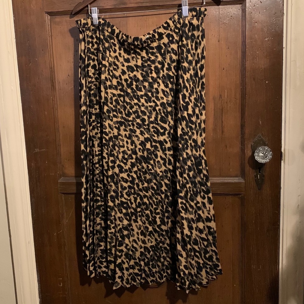 NWT Halogen Midi Pleated Leopard Skirt 🌟